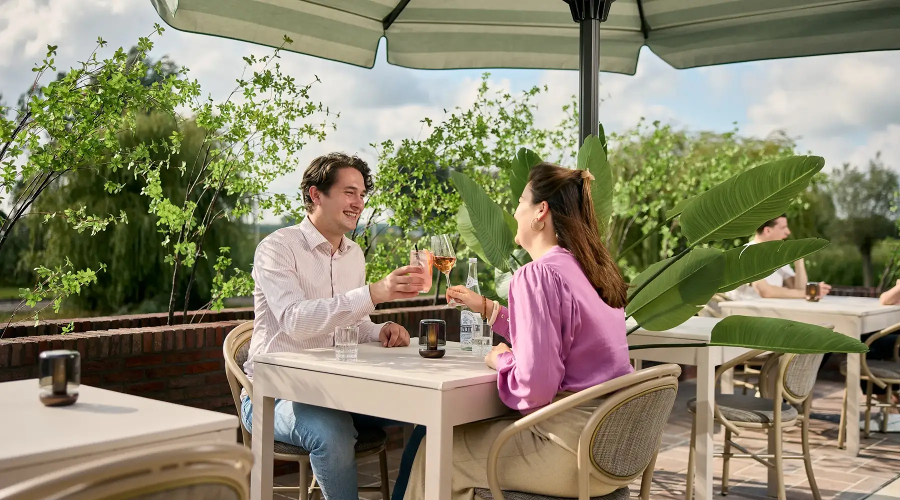 Homme et femme ensemble sur la terrasse d'un hôtel Van der Valk