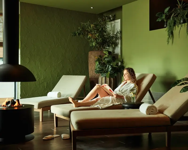 Woman enjoys the wellness facilities at Hotel Breukelen.