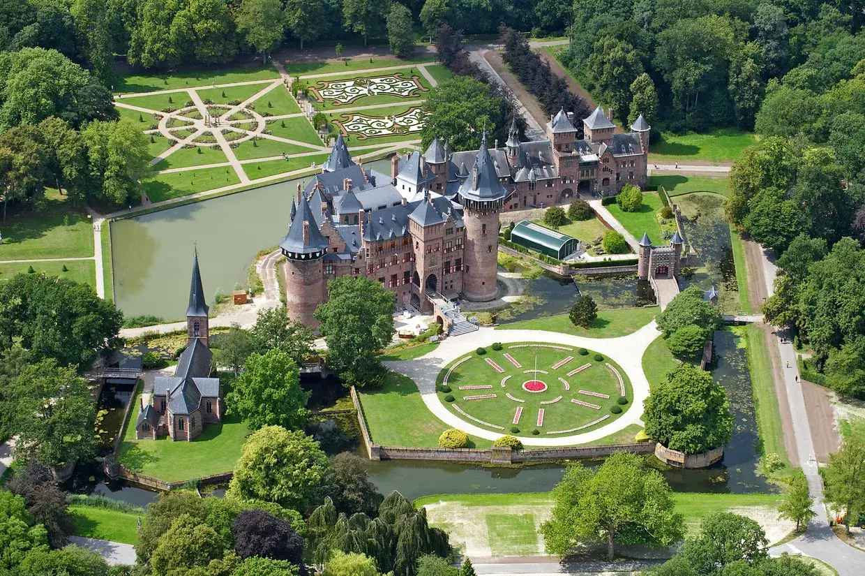 Schloss De Haar und Garten von oben