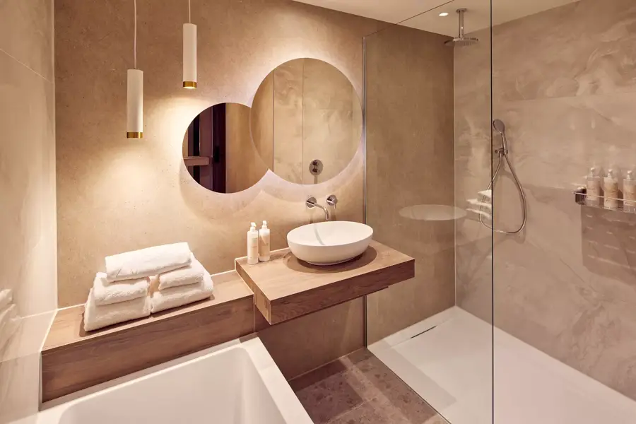 Badkamer van de Deluxe King Kamer van Van der Valk Hotel Gorinchem-A15