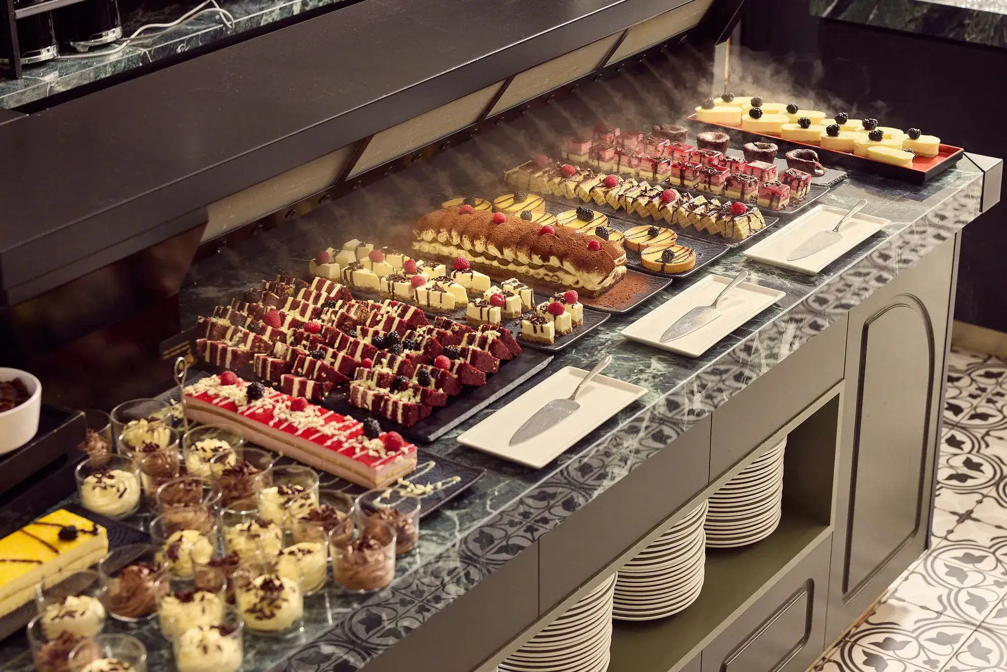 warmes Buffet vom Brunch im Hotel Gent