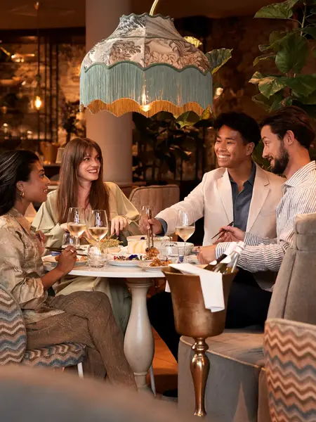 Freunde am Tisch in einem Van der Valk Hotel