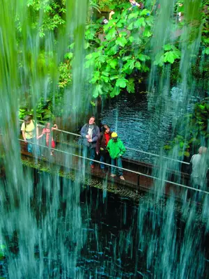 Waterval met mensen op een brug