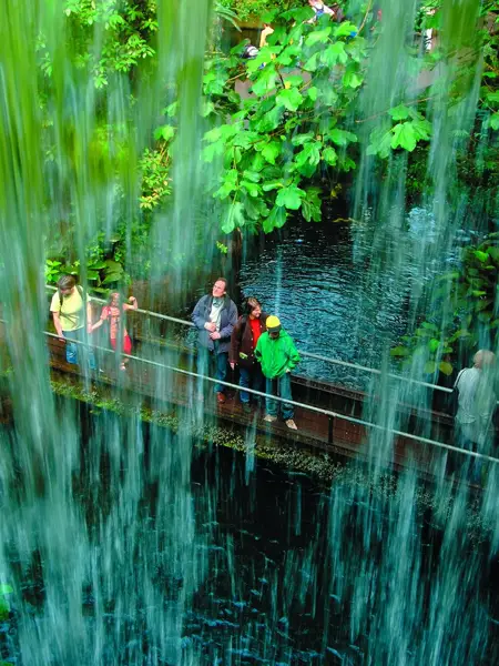 Waterval met mensen op een brug