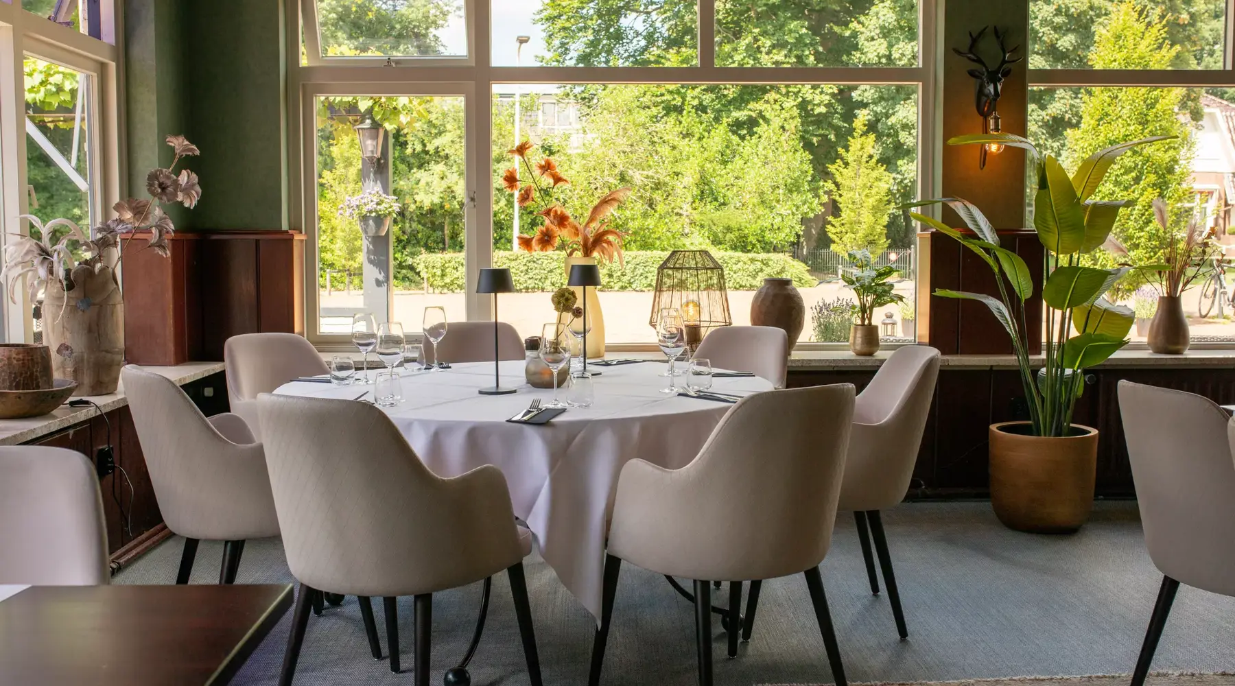 Gedekte tafel in het restaurant van Hotel Hardegarijp