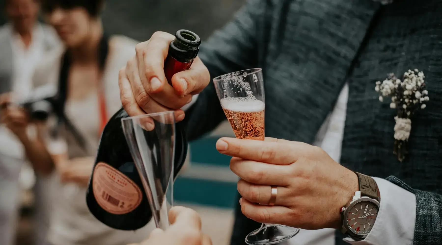 Getrouwd stel met een glas bubbels.