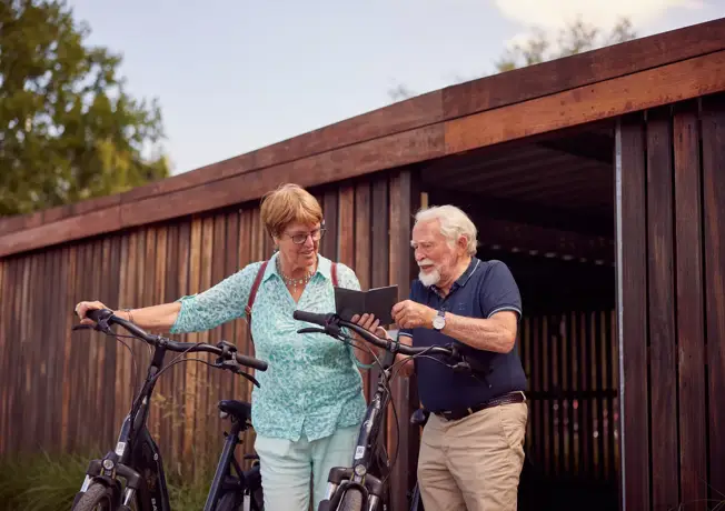 twee oude mensen met een fiets 