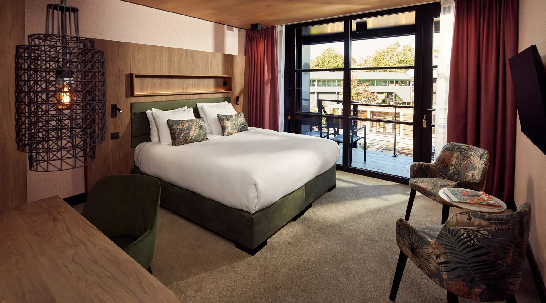 kamer met houten plafond en wellness