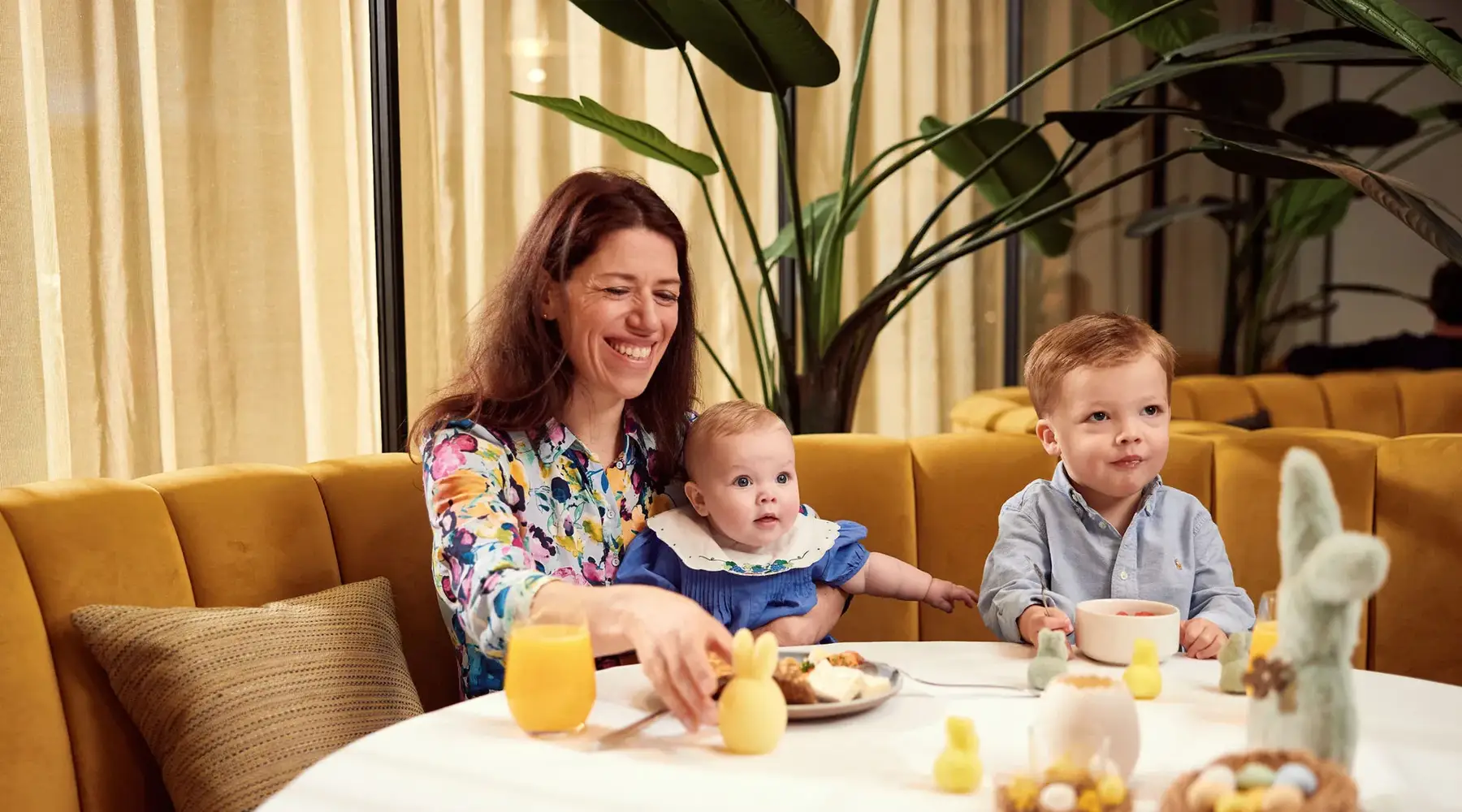 Mère et fils à table pendant Pâques