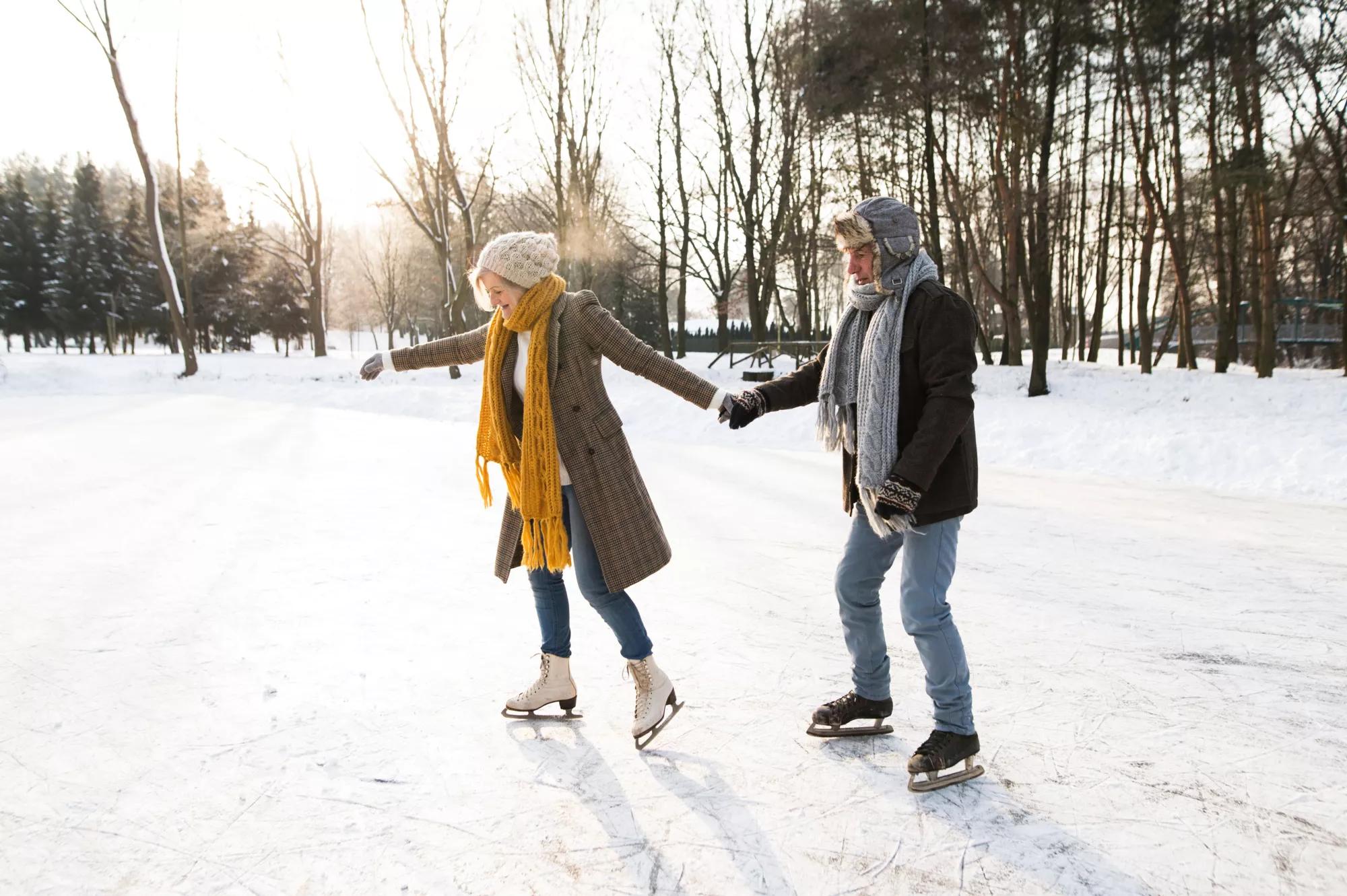 Winter schaatsen ouderen stel