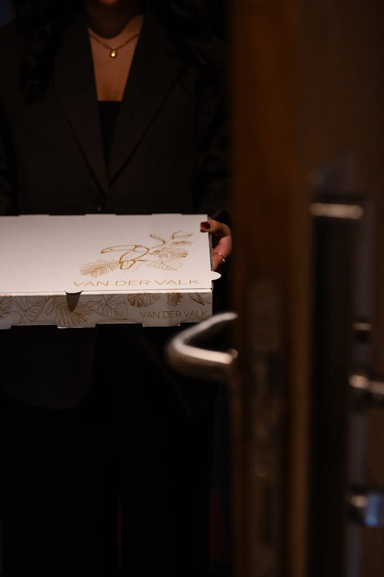 Gast in hotelkamer met roomservice Hotel Eindhoven
