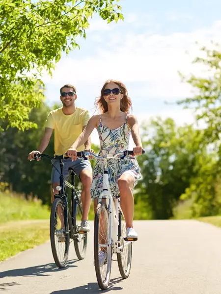 Twee mensen op een fiets