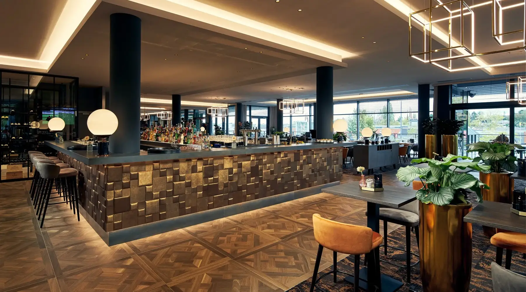 Ruime en sfeervolle eetzaal van het restaurant in Van der Valk Nivelles-Sud, ideaal voor lunch en diner.