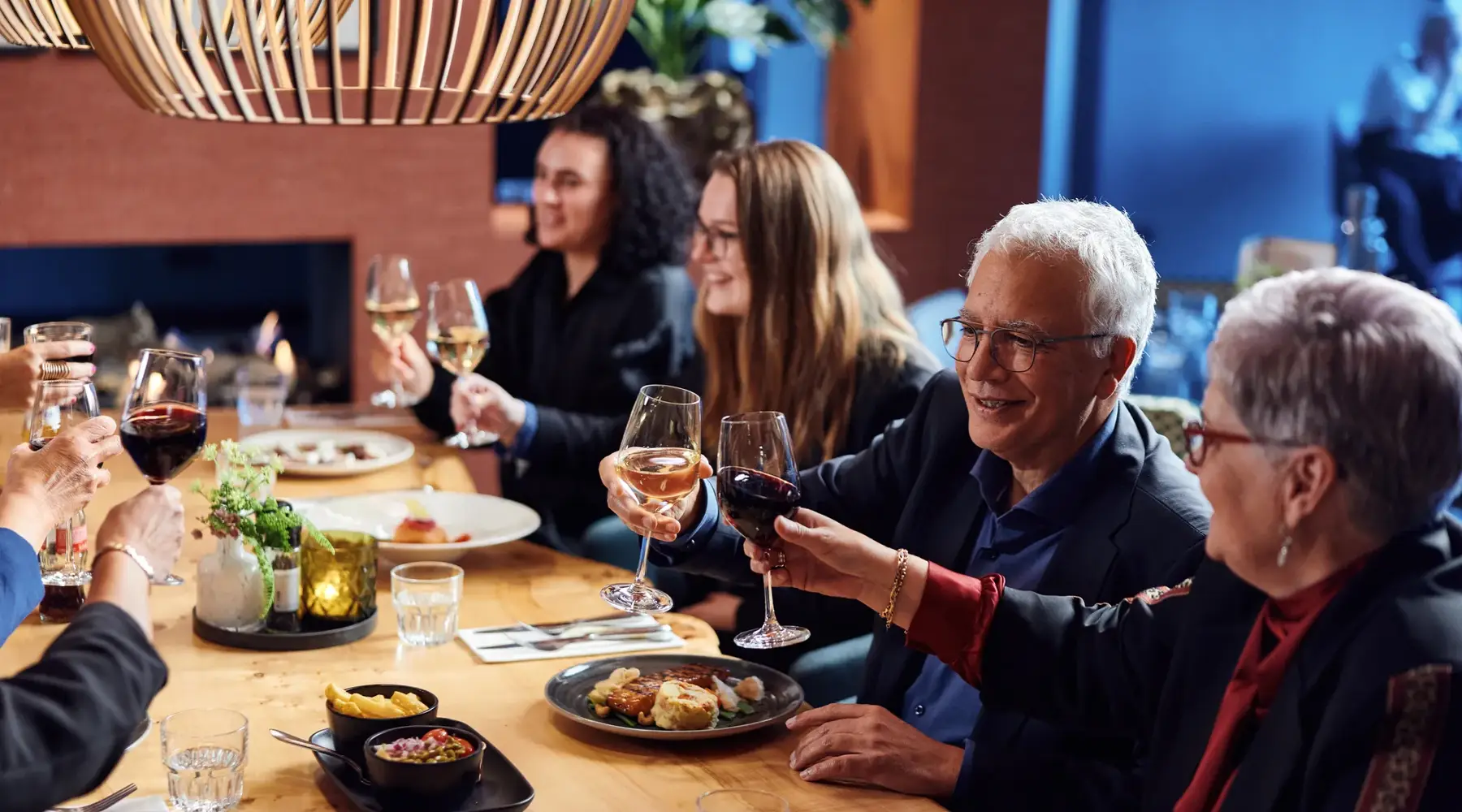 Proostende mensen aan tafel