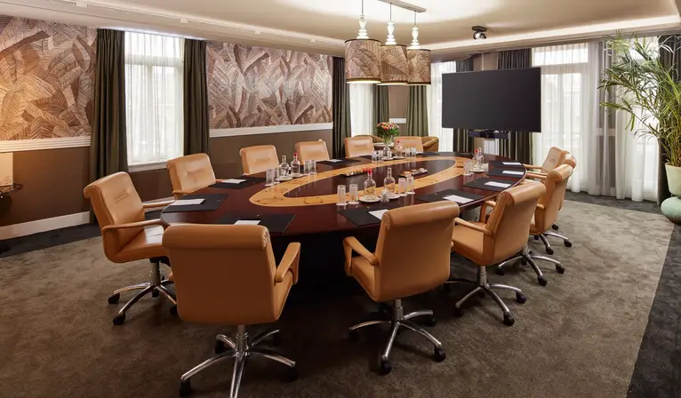 Overzichtsfoto van de Roos Boardroom met scherm