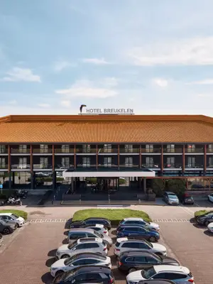 Vooraanzicht van Hotel Breukelen met parkeerplaats