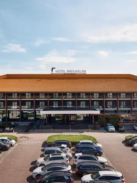 Vooraanzicht van Hotel Breukelen met parkeerplaats
