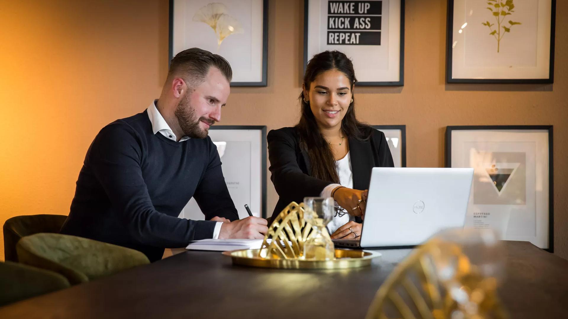 Man en vrouw tijdens een meeting