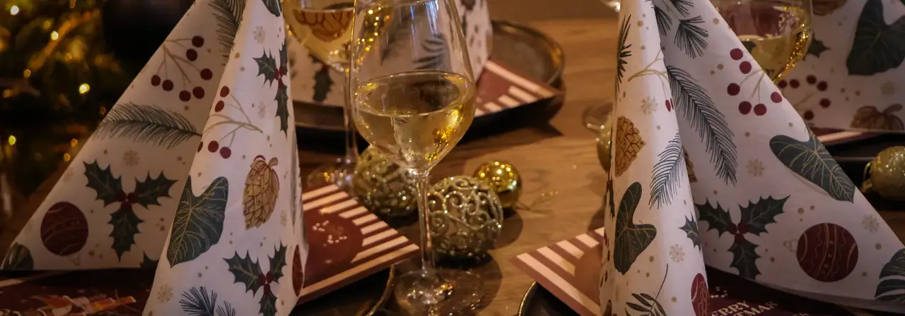 Gedekte kersttafel voor Kerstbrunch