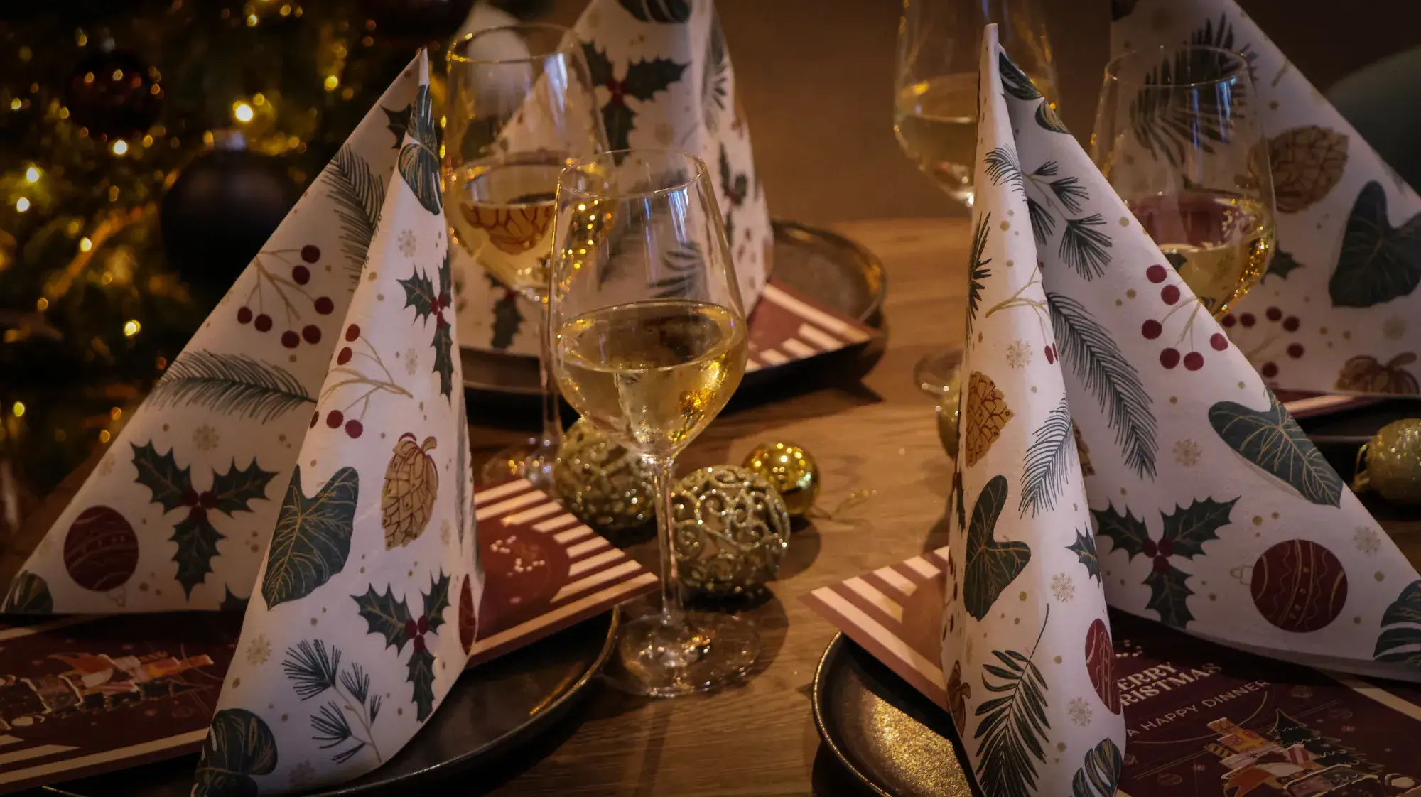 Gedekte kersttafel voor Kerstbrunch