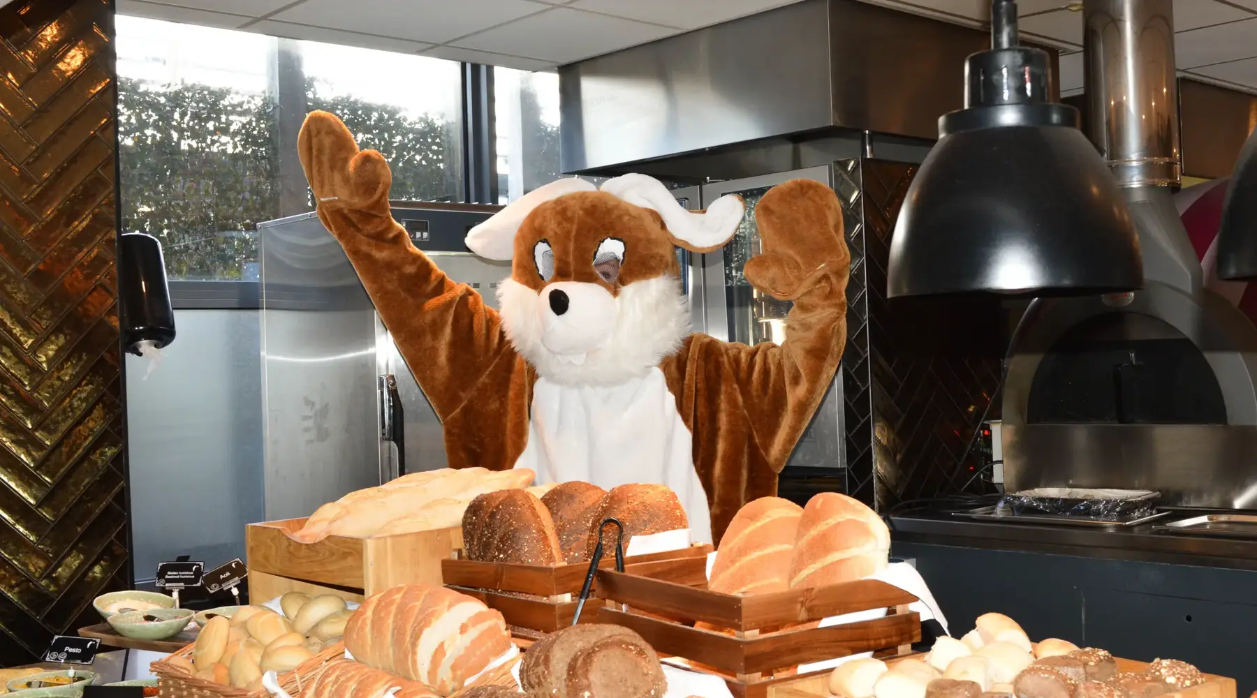 Osterhase im Hotel bei Kindern