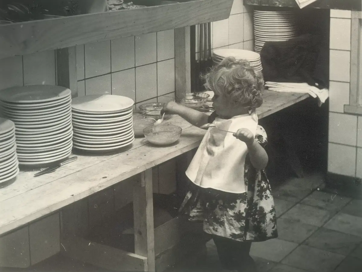 Girl with applesauce in the Van der Valk kitchen