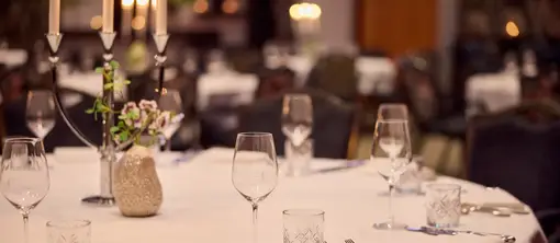 Vergaderzaal Tulp 4-5-6-7 ingedekt voor diner
