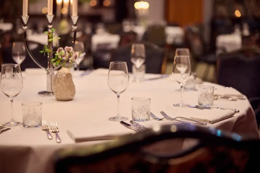 Vergaderzaal Tulp 4-5-6-7 ingedekt voor diner