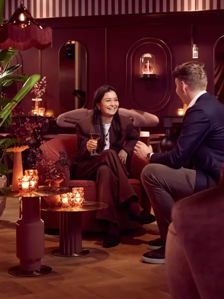 Koppel in een hotelbar naast de openhaard