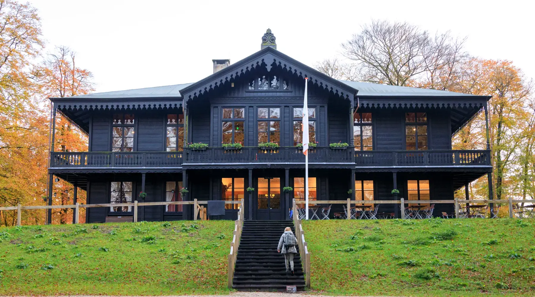 Front view of Hunting Lodge the Aardhuis in autumn