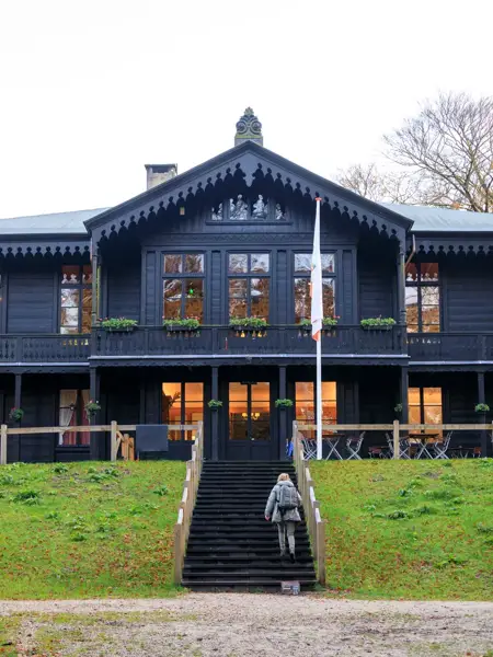 Frontansicht des Jagdchalets Aardhuis