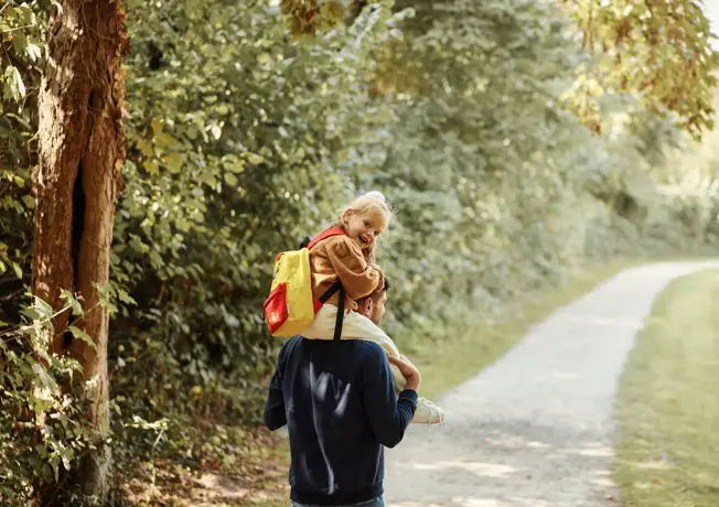 Père avec enfant sur les épaules 