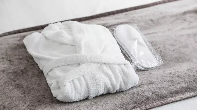 Zusammengefalteter Bademantel