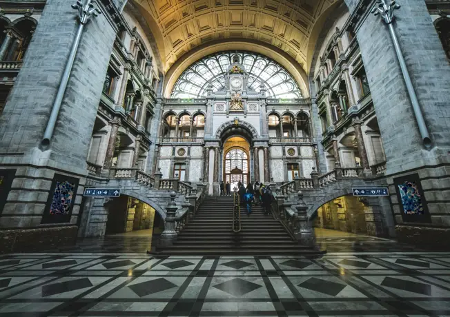 Antwerpen Centraal ist der wichtigste Bahnhof in Antwerpen, Belgien. Es ist ein beeindruckendes Gebäude im Jugendstil und ein wichtiger Verkehrsknotenpunkt in der Region.