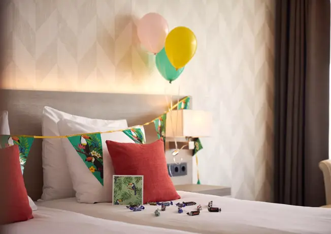 Versierd bed met balonnen