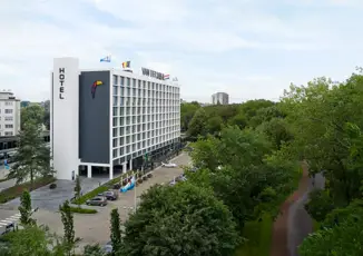 Seitenansicht des Hotels