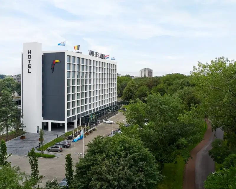 Seitenansicht des Hotels