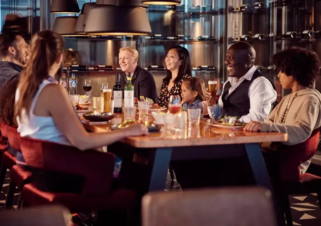 Familie aan het dineren in het restaurant