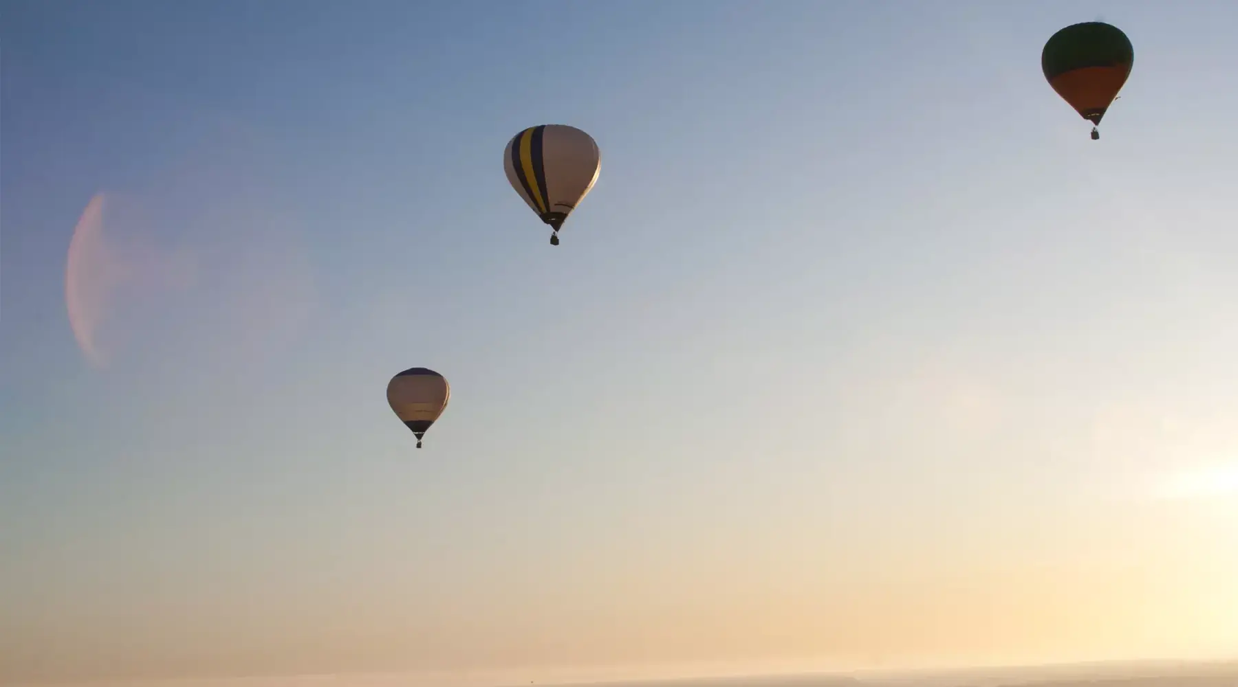 Luftballons fliegen in der Luft.