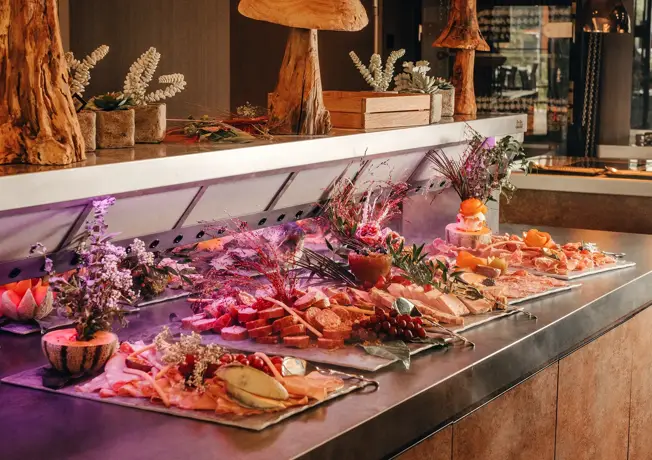 Gevarieerd lunchbuffet in restaurant Van der Valk Nivelles-Sud, met onbeperkt voorgerechten, hoofdgerechten en desserts.