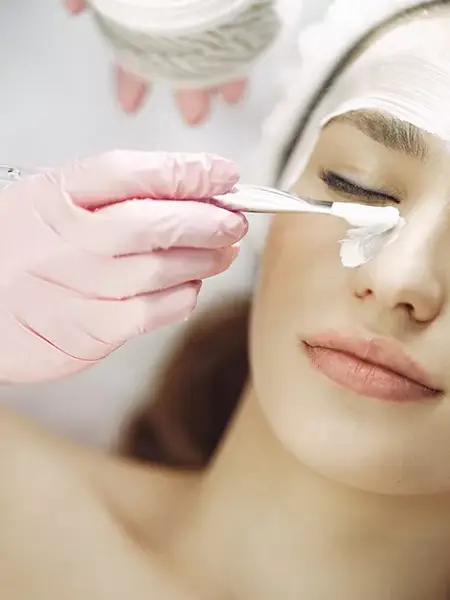 vrouw met masker op haar gezicht