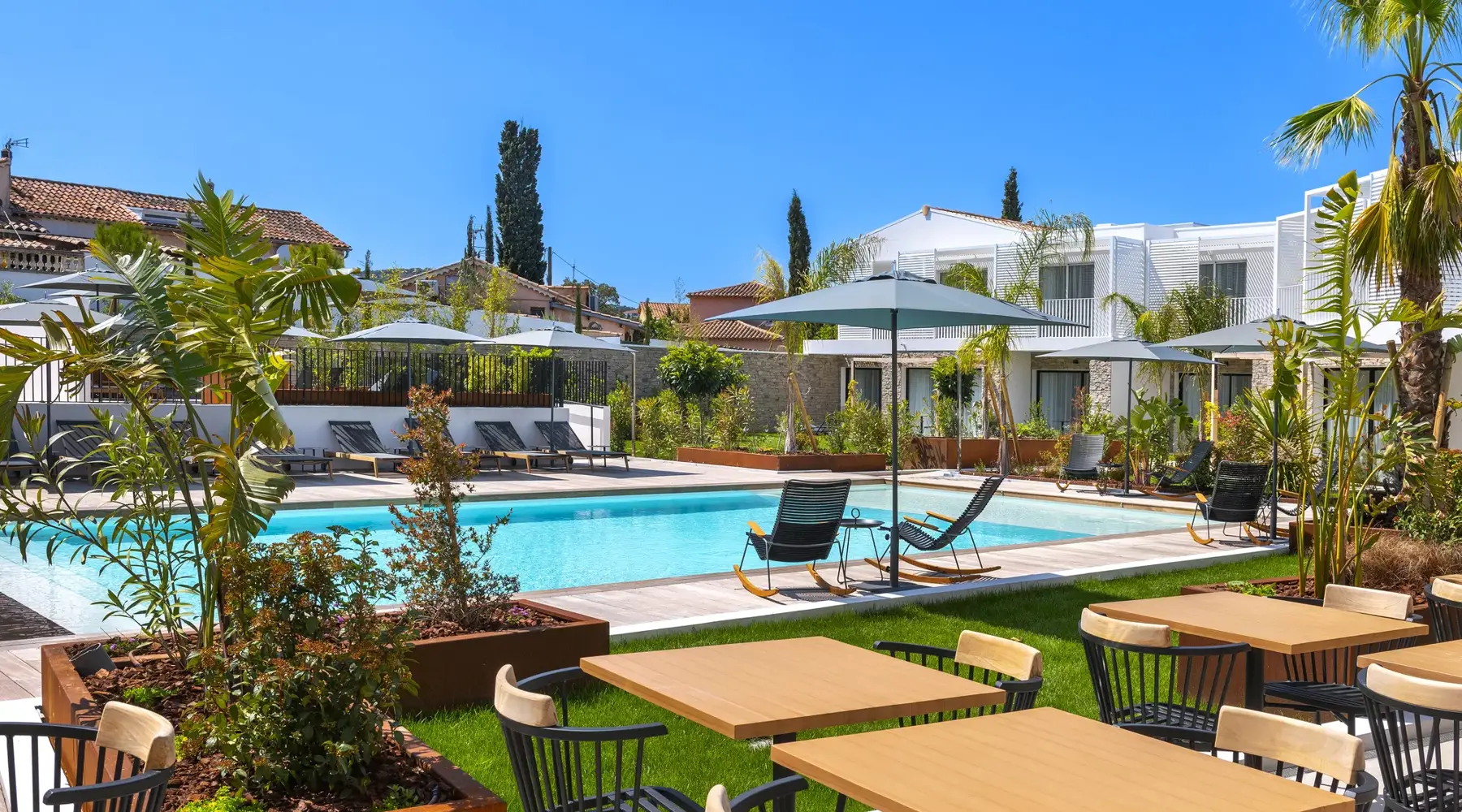 Le bar de la piscine et la piscine de l'Hôtel Bloom