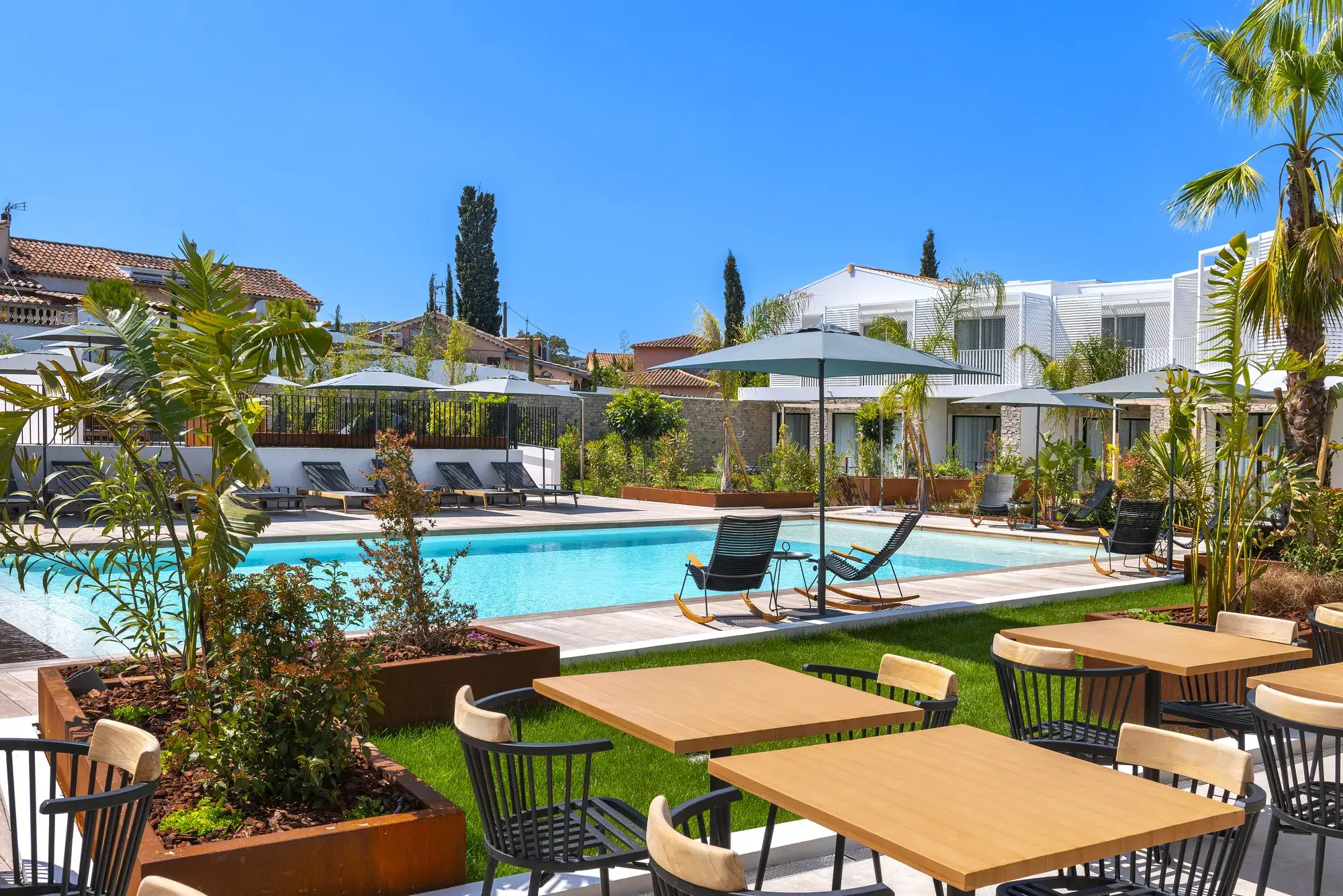 Le bar de la piscine et la piscine de l'Hôtel Bloom