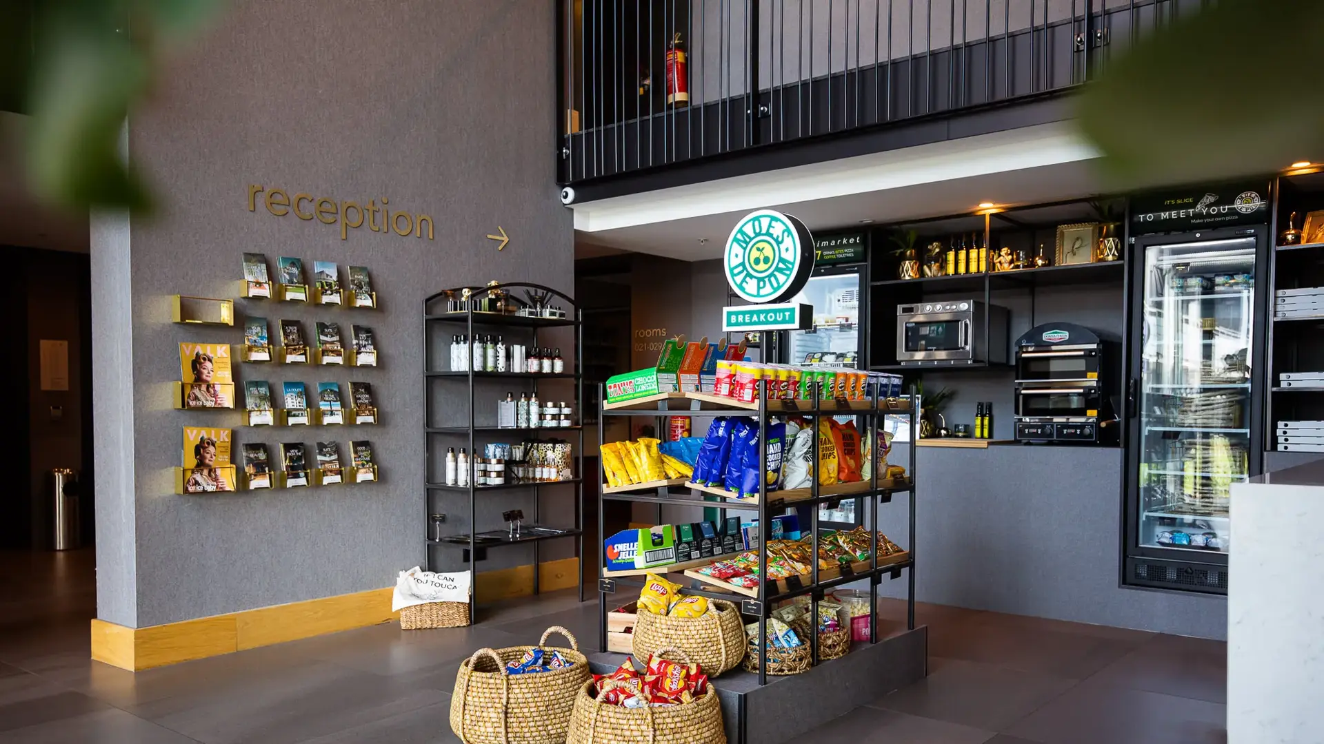Front view of shop Moes de Pom