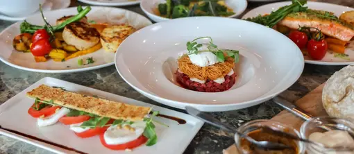 Gevulde tafel in Restaurant Loev