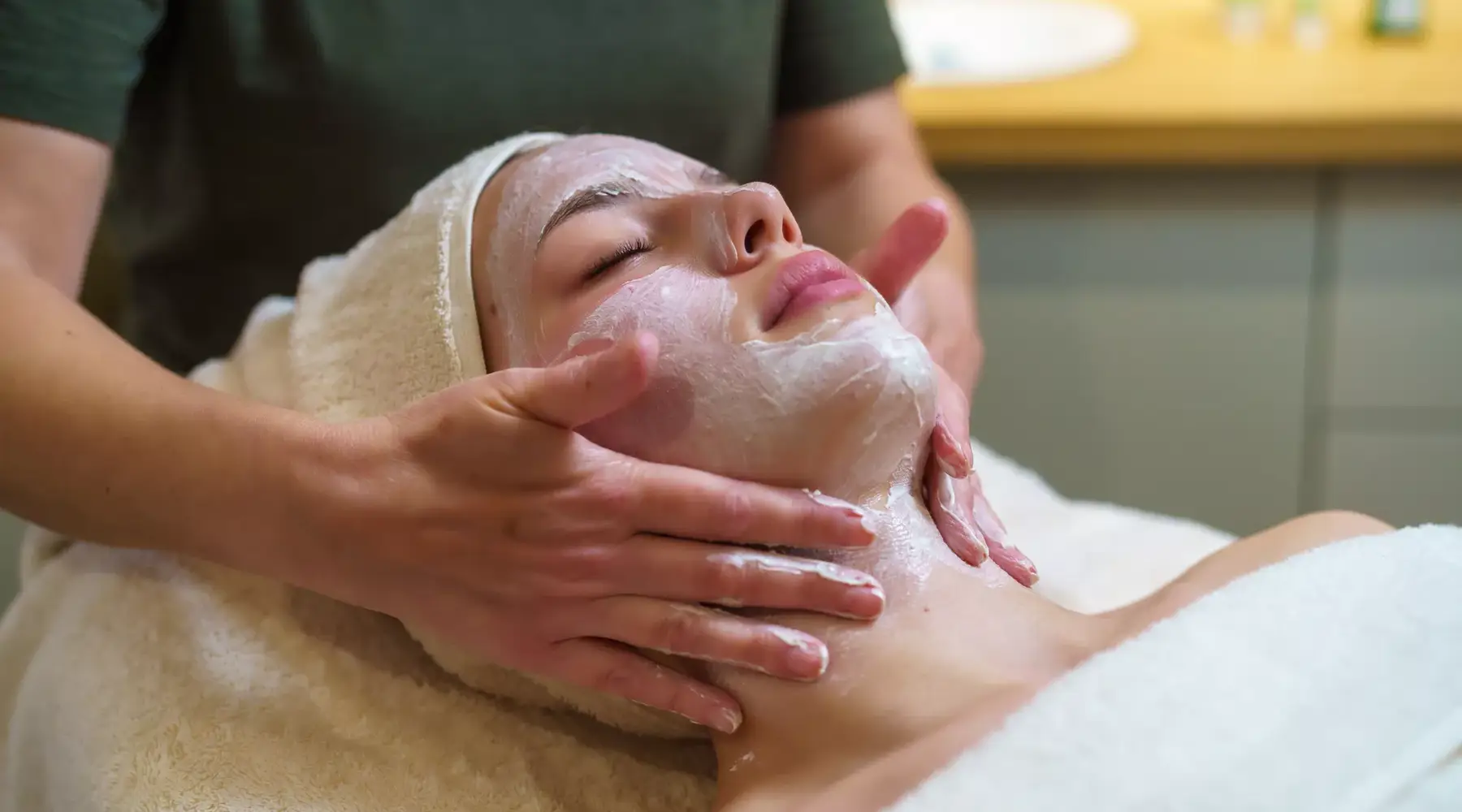 Frau erhält eine Gesichtsmassage in einem Beauty-Salon.