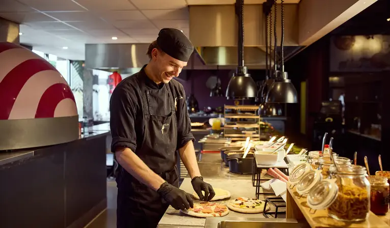 Restaurant avec cuisine en direct