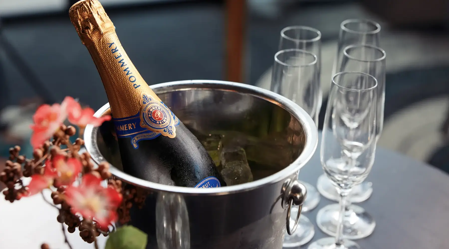 Champagner in Champagnergläsern in einem Eiskübel.