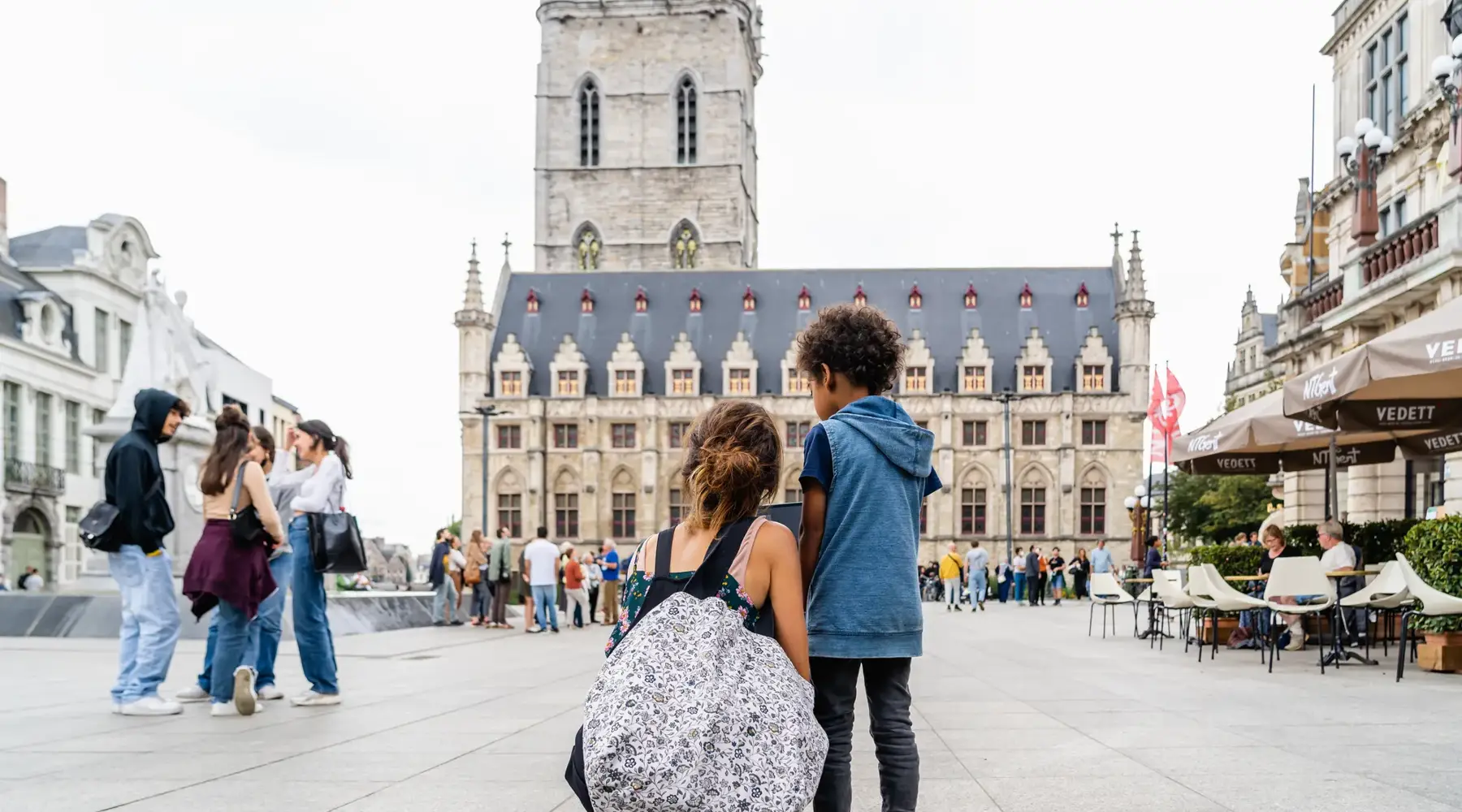 A photo in the center of Ghent with child