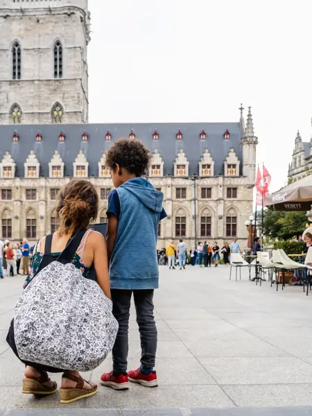 Familie loopt in een graffiti straat